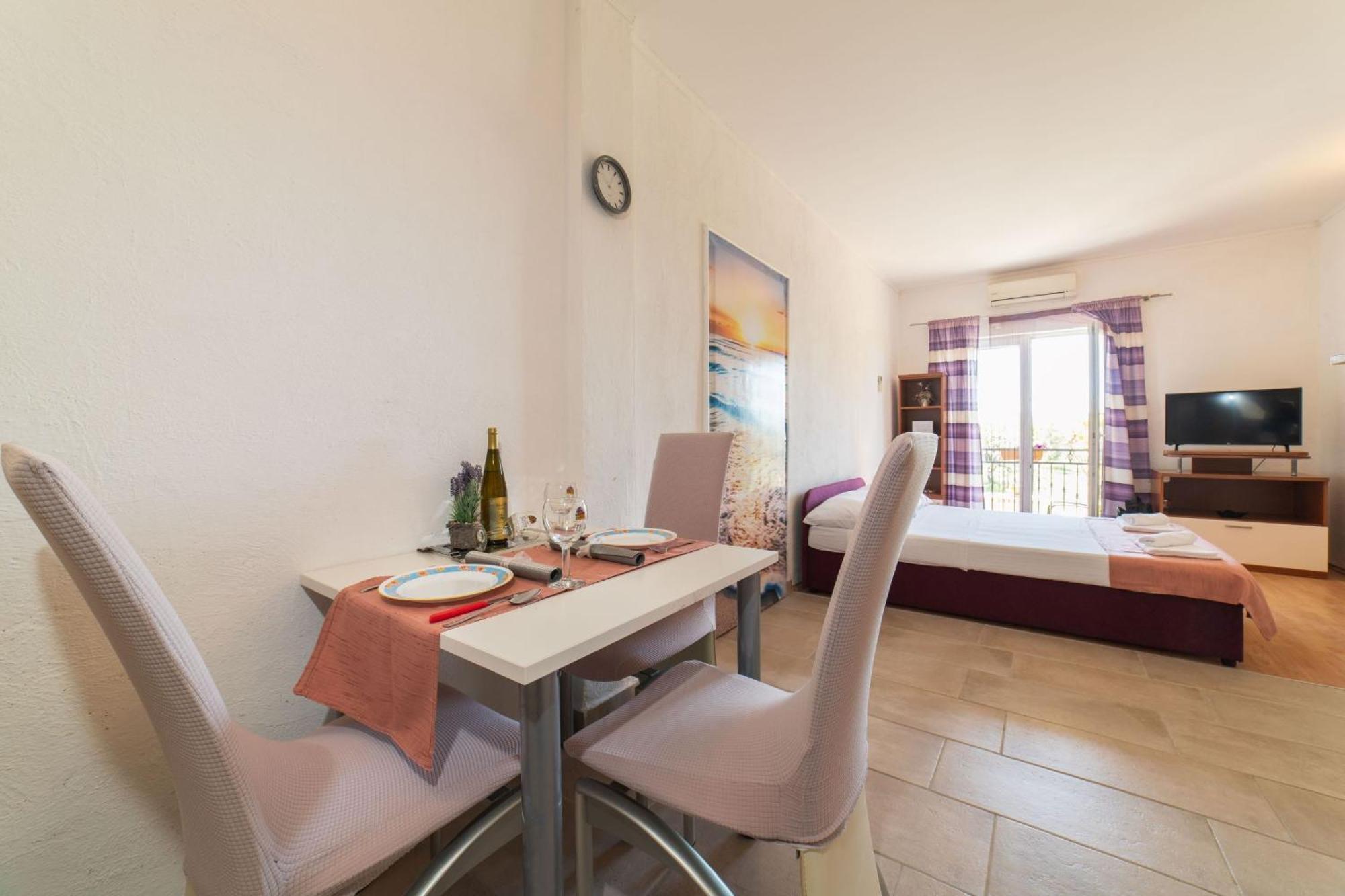 Apartment Livaja Kaštel Novi Szoba fotó